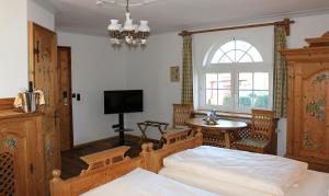um quarto com uma cama, uma mesa e uma janela em Hotel Spanischer Hof em Gröditz