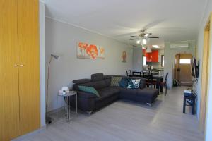 sala de estar con sofá y mesa en Apartamento das Oliveiras en Albufeira