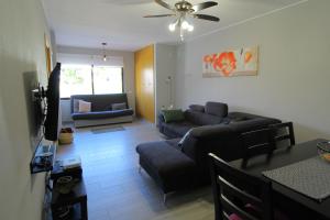 sala de estar con 2 sofás y sofá en Apartamento das Oliveiras en Albufeira