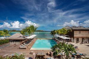 un resort con piscina e vista sull'oceano di Le Barthélemy Hotel & Spa a Gustavia