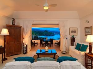 Jamaica Inn في أوتشو ريوس: غرفة معيشة مع أريكة وطاولة
