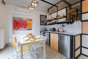A kitchen or kitchenette at Semedaki, a modern appartment in the centre of history