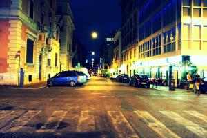 une rue de la ville la nuit avec des voitures garées dans la rue dans l'établissement Guesthouse Alex II, à Rome