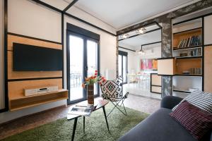 雅典的住宿－Living modern in the centre of history，带沙发和电视的客厅