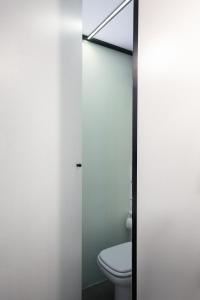 A bathroom at Semedaki, a modern appartment in the centre of history