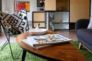 A seating area at Semedaki, a modern appartment in the centre of history