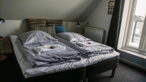 希茨海爾斯的住宿－B&B by the Sea Hirtshals，一张带两个枕头的床和窗户