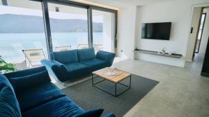 Televízia a/alebo spoločenská miestnosť v ubytovaní Sky Beach Aparthotel