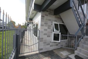 een ingang naar een gebouw met een poort bij Donfarsha Apartments in Paramaribo