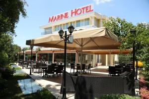 A restaurant or other place to eat at Pendik Marine Hotel