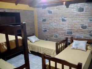Giường trong phòng chung tại Cabañas Buen Dia