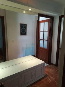 a room with a white counter and a door at Vive Huelva MARINA WIFI 300 VFTHU01194 in Huelva