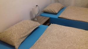 バレンシアにあるPlaya Marina Cabañal Valenciaのベッド2台、ランプ1台、テーブルが備わる客室です。