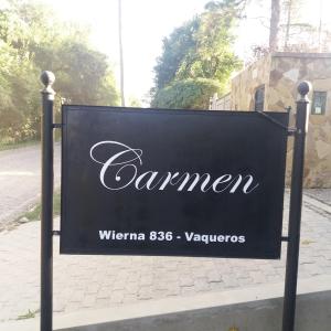 una señal para la entrada a una calle en Carmen en Vaqueros