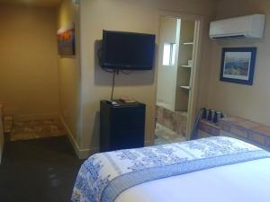 Una televisión o centro de entretenimiento en Lake Powell Motel & Apartments