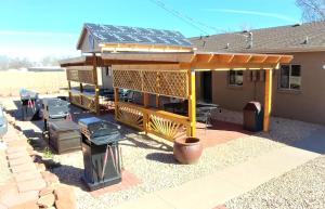 una casa con terraza con techo solar en Lake Powell Motel & Apartments, en Page