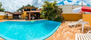 - une piscine en face d'une maison dans l'établissement Hostel Beija flor, à Foz do Iguaçu