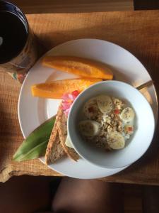 Hale Nonno في Pahoa: طبق مع وعاء من الطعام على طاولة