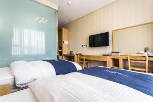 Postel nebo postele na pokoji v ubytování Incheon Aiport Airrelax hotel