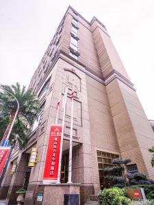 un edificio con un cartello rosso sul lato di RSL Hotel Taipei Zhonghe a Zhonghe