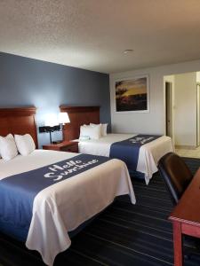 Days Inn by Wyndham Grand Junction tesisinde bir odada yatak veya yataklar