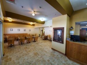 um restaurante com uma sala de jantar com mesa e cadeiras em Roosevelt Inn Mount Rushmore em Keystone