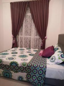1 dormitorio con 1 cama con cortina y ventana en Casa D'One Homestay D Pasar Malam, en Cameron Highlands