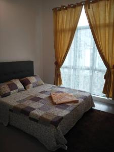 1 dormitorio con 1 cama y una ventana con cortinas en Casa D'One Homestay D Pasar Malam, en Cameron Highlands