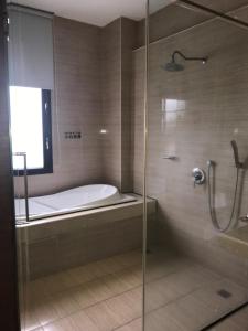 A bathroom at LI-GIN Motel