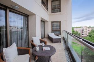 - un balcon avec une table et des chaises dans un bâtiment dans l'établissement Oakwood Residence Naylor Road Pune, à Pune