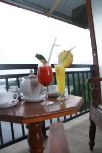 una mesa con 2 bebidas en la parte superior de un balcón en Sanu Lagoon Resort & Spa, en Tangalle