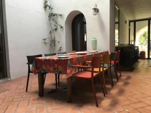 una mesa con sillas y un mantel rojo en El Baciyelmo, en Trujillo
