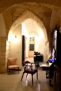 a room with an archway with a desk and a computer at La Monaca Salentina in Lecce