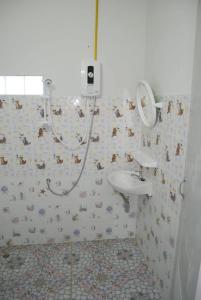 A bathroom at Happy Home Kohjum