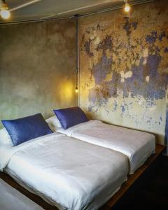 - deux lits assis l'un à côté de l'autre dans une pièce dans l'établissement LEJU 8 樂居 Loft living with open air bathroom, à Malacca