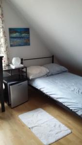 1 dormitorio con 2 camas, escritorio y alfombra en didi logement, en Westerlo