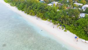 uma vista aérea de uma praia com pessoas nela em Trip Villa em Ukulhas