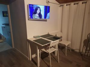 Televízia a/alebo spoločenská miestnosť v ubytovaní Sweet Apartment Suite Castelmerlo