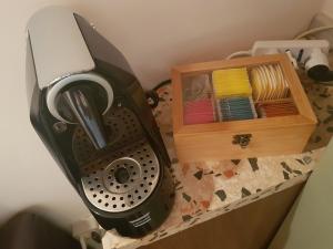 Príslušenstvo na prípravu kávy alebo čaju v ubytovaní Sweet Apartment Suite Castelmerlo