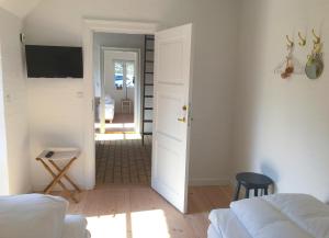 Schlafzimmer mit einem Bett und einer Tür, die auf eine Terrasse führt in der Unterkunft Boes Bed & Breakfast in Skanderborg