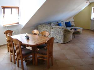 sala de estar con mesa y sofá en Ferienwohnung Lautner, en Zirndorf