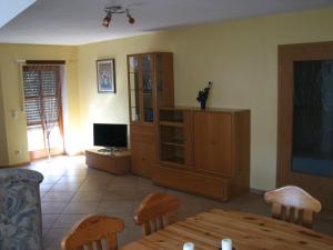a living room with a dining table and a cabinet at Ferienwohnung Lautner in Zirndorf