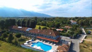 una vista aérea de una casa con piscina en Hotel Afroditi en Paralia Panteleimonos