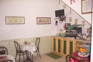 a kitchen with a table and a small table with a tableablish at Anticarua B&B in Opi