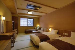 Shirakawa-go Onyado Yuinosho客房内的一张或多张床位