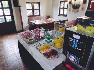 una mesa con plátanos y otros alimentos. en Villa Ruhige Lage, en Rakovica