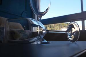 un verre de vin assis au-dessus d'une table dans l'établissement Luminosa vivienda con Vistas en Casco Histórico, à Carthagène