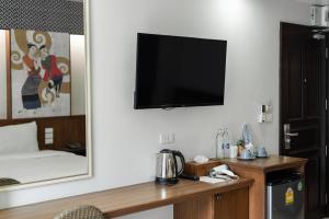 TV a/nebo společenská místnost v ubytování Cozytel Chiangmai