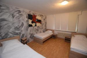 um quarto com duas camas e um quadro na parede em AB Apartment 08 em Stuttgart