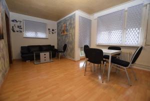 uma sala de estar com uma mesa e cadeiras e um sofá em AB Apartment 08 em Stuttgart